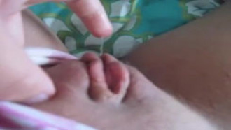 Filmando a siririca na cama com a xota gozada