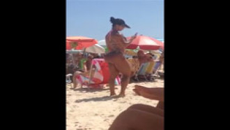Gostosa Flagrada Em Praia Carioca