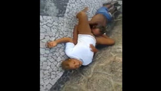 Velho cachaceiro chupa buceta no meio da rua
