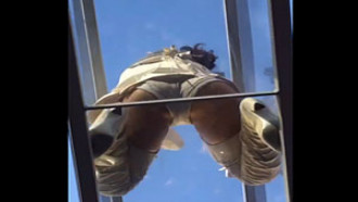 Rihanna é flagrada rebolando em posição sensual
