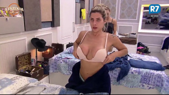 Ana Paula Minerato trocando de roupa na Fazenda