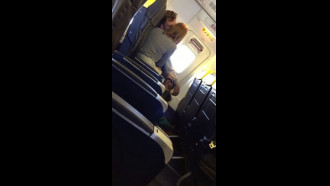 Loira flagrada batendo punheta no avião