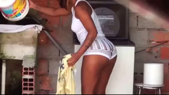 Mulata lavando roupa espiada pelo vizinho