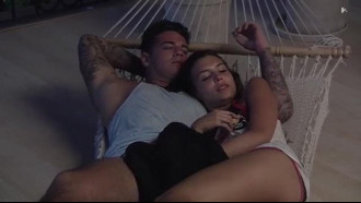 Garota bateu punheta em reality show em frente as câmeras