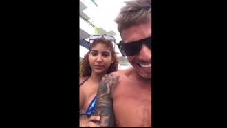 Casal em resort transando no banheiro público