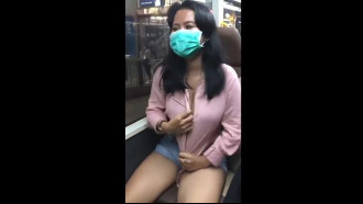 Tímida de mascara mostrou os peitos no ônibus