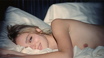 Lily-Rose Depp nua em coletânea com todas suas cenas pelada