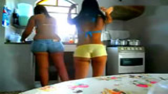 Mãe e filha na cozinha de shortinho